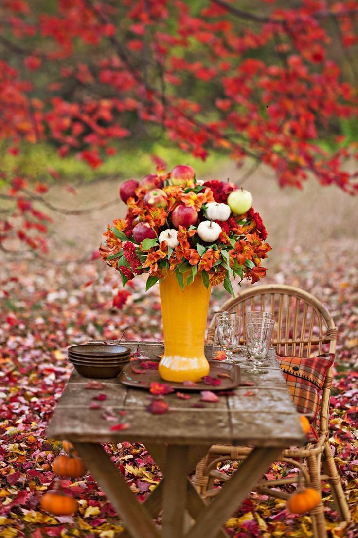 Jesienny stół w ogrodzie